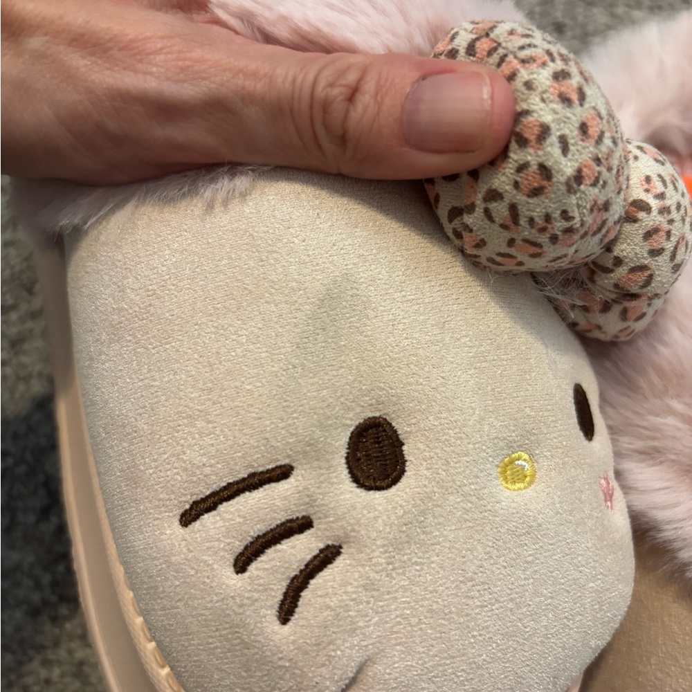 NWOT Hello Kitty plush platform slippers size 7.5-8.5 - Picture 7 of 8